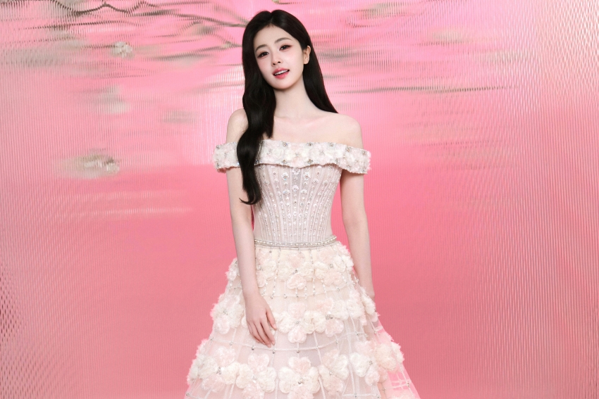 清晨的风浮动绣满蝴蝶的窗帘  余秀华